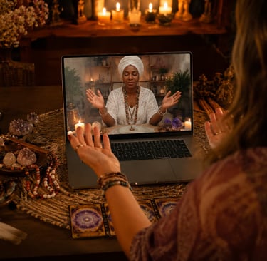 Laptop sobre mesa esotérica ao lado de vela acesa durante sessão de consulta espiritual online