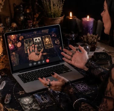 Taróloga profissional realizando tiragem de cartas em uma consulta tarot das bruxas online