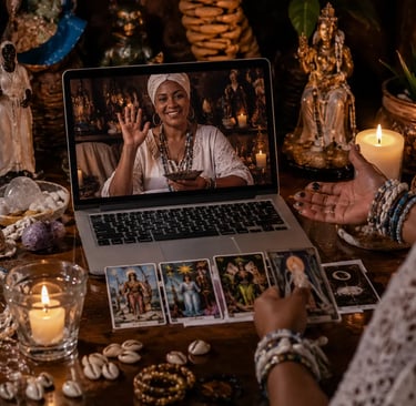 Mesa esotérica preparada para consulta tarot dos orixas online com cartas ilustradas