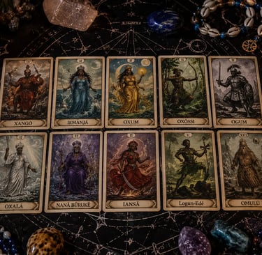Cartas abertas na mesa durante uma leitura de tarot dos orixás para orientação espiritual e caminhos