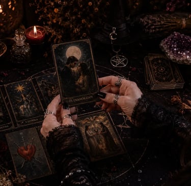 Cartas de tarot das bruxas leitura para amor dispostas em ambiente místico.