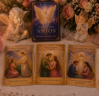 Cartas dispostas com cristais de quartzo rosa em uma sessão de tarot dos anjos aconselhamento amor