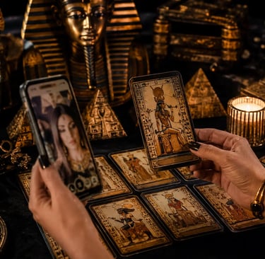 Tela de celular exibindo atendimento de tarot egípcio consulta online por whatsapp