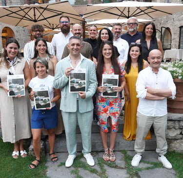 Il team di Lake Como Tourism con Ampellio Ramaioli e Carlotta Conti durante la presentazione della rivista