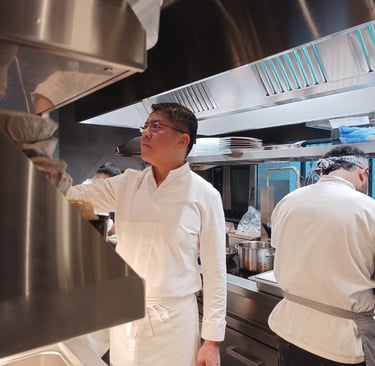 Chef Nobuya Niimori al lavoro nella cucina del ristorante Nobuya Milano