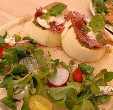 Fluffy pancake salato con prosciutto crudo, pesto e verdure fresche