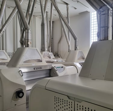 Impianti molitori automatizzati Agugiaro & Figna con macchinari industriali e sistemi di aspirazione.