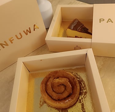 Cinnamon roll e fetta di Basque cheesecake firmate Panfuwa