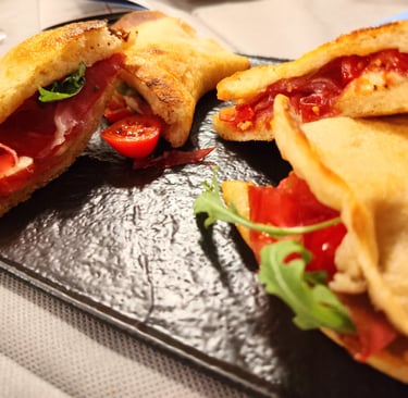 Pizza farcita con salumi di Cinta Senese San Gregorio