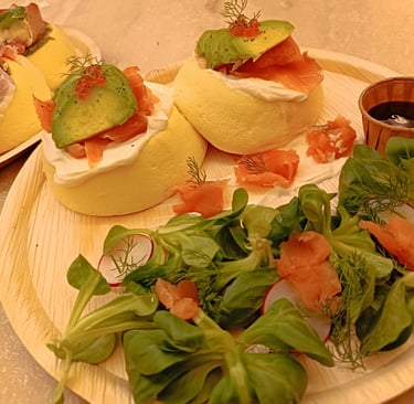 Fluffy pancake salati con salmone, avocado e insalata fresca