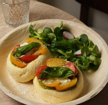Fluffy pancake salato Panfuwa con pomodori basilico e insalata