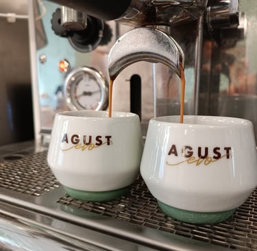 Tazzine di espresso Agust EVO sotto macchina professionale