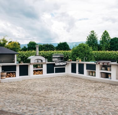 Cucina outdoor modulare Palazzetti con sistema COOKIE installata in giardino