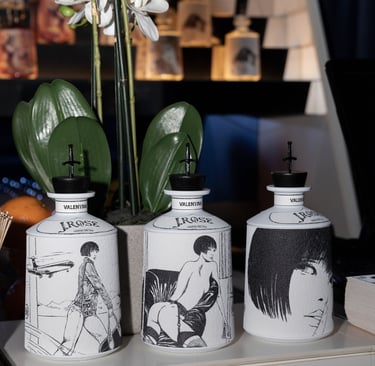 Bottiglie del Gin J-Rose Edizione Valentina esposte a Casa El Carnicero durante la Design Week di Milano