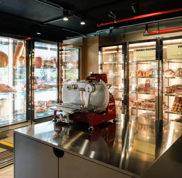 La salumeria di GNAM con affettatrice Berkel e selezione di salumi italiani