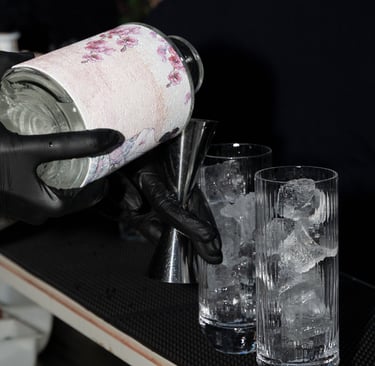Preparazione del cocktail signature Valentina con Gin J-Rose durante l’evento a Casa El Carnicero