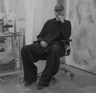 Ritratto in bianco e nero dell’artista Cristian Bragaglio nel suo studio