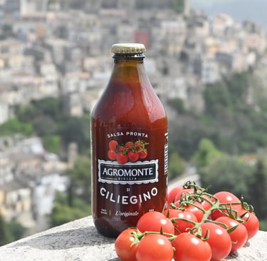 Salsa Pronta di Ciliegino Agromonte con il Castello di Donnafugata sullo sfondo.
