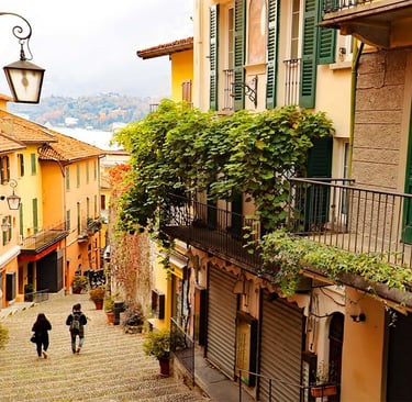 Uno scorcio caratteristico di un borgo affacciato sul Lago di Como.
