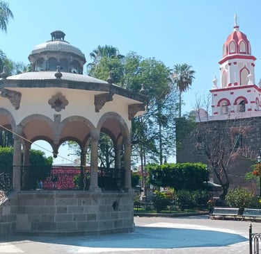Gazebo e chiesa nel centro storico di Tlaquepaque