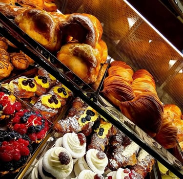 Vetrina della Pasticceria Pintauro con sfogliatelle e dolci napoletani