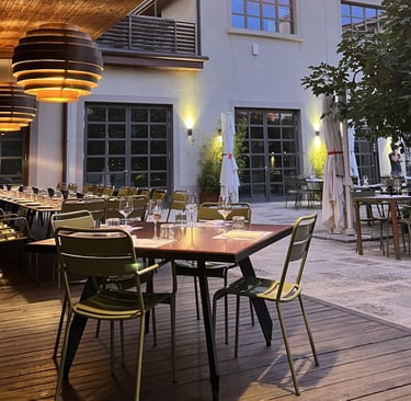 Il giardino di Pa.Lato Milano con tavoli all’aperto e illuminazione serale