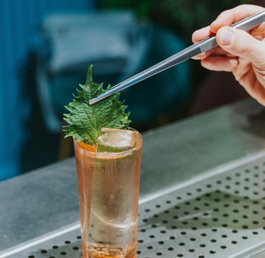 Highball del Lago a base di Gin Tassoni con soda all’insalata iceberg