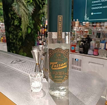 Bottiglia di Gin Superfine Tassoni al Cedro Diamante esposta sul banco bar