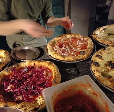 Preparazione e servizio pizza da ULTRA Milano durante la sera