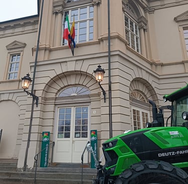 Trattore parcheggiato davanti al Teatro Municipale di Casale Monferrato durante il convegno Il Riso che Sostiene