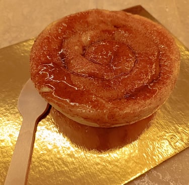 Fluffy pancake dolce Panfuwa servito su base dorata