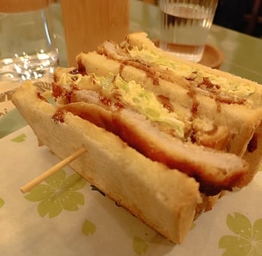 Sandwich giapponese street food con salsa e ripieno cremoso servito da Maido