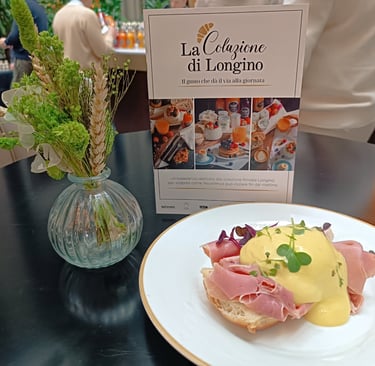 Piatto brunch con uovo e prosciutto presentato alla Colazione di Longino