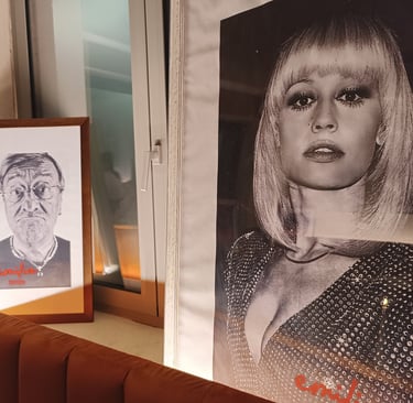 Interno del locale con fotografie di icone italiane alle pareti