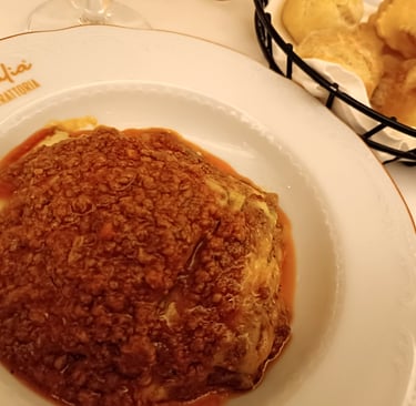 Piatto di lasagna alla bolognese servito al tavolo
