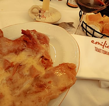 Piatto di cotoletta alla bolognese servito al tavolo