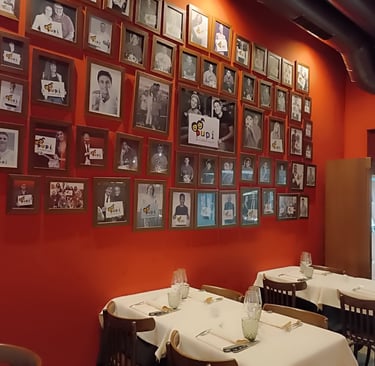 Sala interna del ristorante El Gaucho con fotografie alle pareti