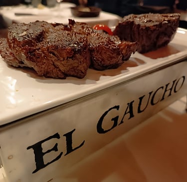 Tagli di carne argentina serviti sulla parrilla di El Gaucho