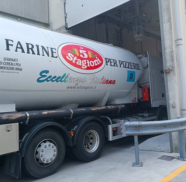 Autobotte Le 5 Stagioni durante le operazioni di carico farina nello stabilimento Agugiaro & Figna.