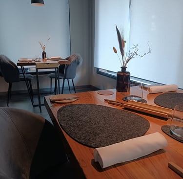 La sala del Grow Restaurant di Albiate con tavoli in legno e atmosfera essenziale