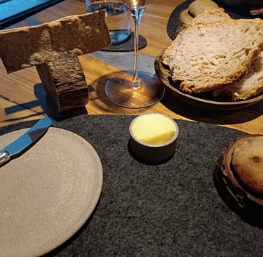 Selezione di pane artigianale e burro serviti al Grow Restaurant
