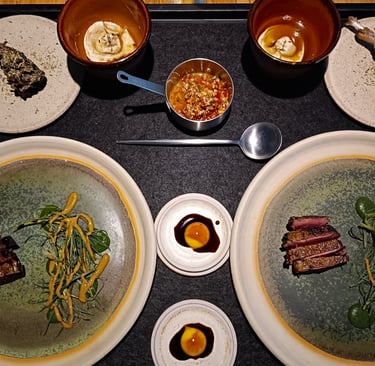 Portata del Grow Restaurant con selvaggina, vegetali e preparazioni ispirate al territorio.
