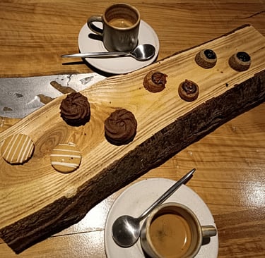 Piccola pasticceria e caffè serviti a fine esperienza al Grow Restaurant