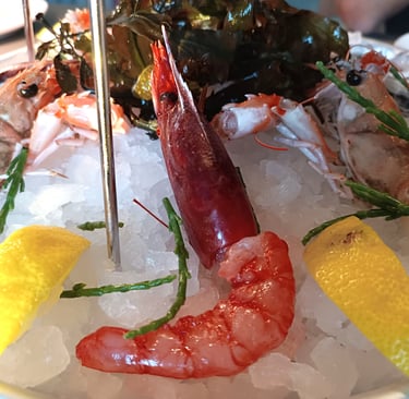 Plateau di crostacei e crudi di mare serviti su ghiaccio al Bistrot Pedol
