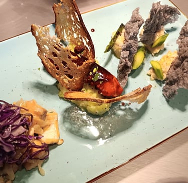 Antipasto creativo di mare con crostacei, verdure e chips croccanti al Bistrot Pedol.
