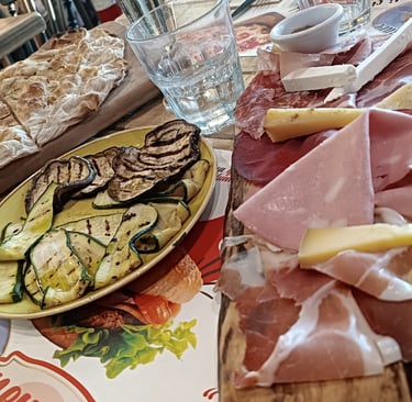 Tagliere di salumi e formaggi con pinse e verdure grigliate servito al Birra & Brace.