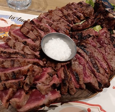 Grigliata mista di carne servita su tagliere al Birra & Brace.