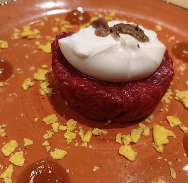 Tartare di carne con burrata e acciuga servita al Birra & Brace.