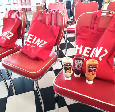 Le nuove salse Heinz Spicy Chicken Sauce e Fish & Chips Sauce durante la presentazione stampa.