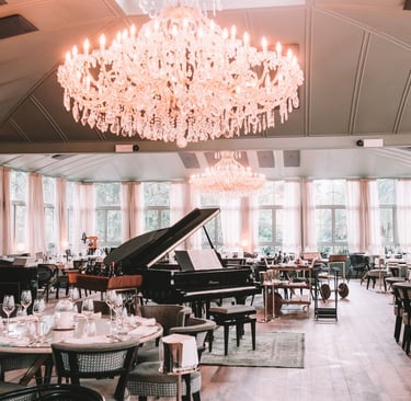 Sala del ristorante Lait A.mare a Lesmo con lampadari e pianoforte